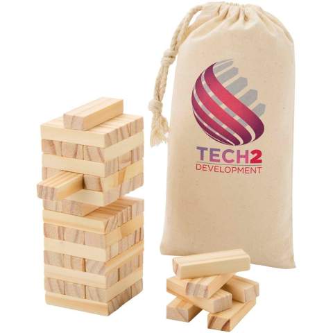 Apportez du plaisir, de l'excitation et une touche de suspense à n'importe quel rassemblement avec le jeu de tour basculante en bois Jumble ! Parfait pour les soirées de jeux en famille, les fêtes ou une journée décontractée entre amis, ce jeu classique d'empilage de blocs en bois met les joueurs au défi de tirer à tour de rôle des blocs et de les empiler sans que la tour ne s'écroule. Livré dans une pochette en coton.