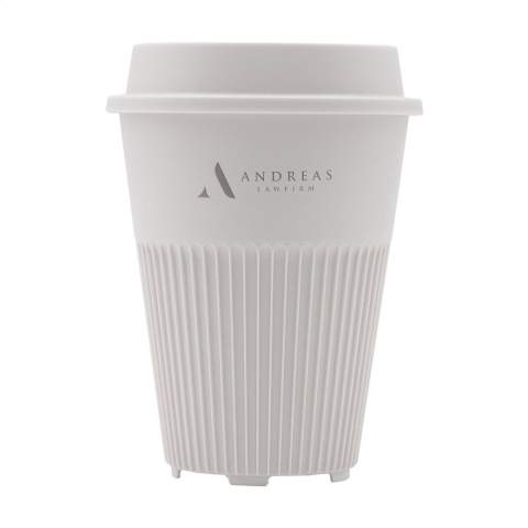 Reusable coffee-to-go cup with lid from the Circular&Co brand. Made from 100% recyclable, sturdy PP. This stackable cup not only looks attractive, the design also puts the focus on functionality. The ribs disperse the heat of the drink and provide a comfortable grip. In addition, the cup has a quick-dry base. The lid with drinking opening prevents spills. Fits into the standard drink holder of cars, so perfect for on the road, but also as a cup at the coffee machine. The perfect alternative to the disposable coffee cup. This cup lasts more than 500 wash cycles and is recyclable up to 6 times. After only 2 uses, the CO2 emissions of the coffee-to-go cup are offset compared to a single-use alternative. This means huge amounts of CO2 never reach our atmosphere. By switching to a reusable cup, billions fewer cups will end up in landfills. This beautiful cup is Food Safe, BPA-free and Melamine-free. Top rack dishwasher safe only. Capacity 340 ml.