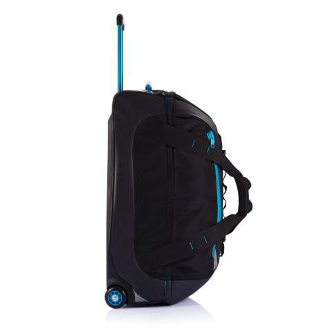 Ce sac en 600D est le sac outdoor par excellence. Grand compartiment principal zippé. Une multitude de pochettes internes zippées, avec une poche détachable en maille. Poignée du système de trolley en aluminium de couleur assortie.