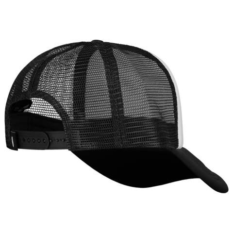 The retail line caps have been developed for the high-end consumer sector. These caps are guaranteed to have an excellent fit and are made of high quality materials. The 5 panel cap has a cotton headband and is equipped with two woven retail line labels.