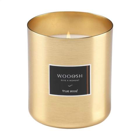 Exklusive Wooosh True Wood-Duftkerze in einem geschmackvollen Aluminiumhalter. Diese Kerze verströmt einen warmen, holzigen Duft in Ihrem Zuhause. Die Duftkerze wird aus Sojawachs mit einem Zusatz von 5% aromatischem Duftöl hergestellt. Der angenehme Duft weitet den Geist und trägt zur Entspannung bei. Diese luxuriöse Duftkerze mit einer Brenndauer von ca. 20 Stunden passt zu jeder Einrichtung.   Wenn Sie die Kerze zum ersten Mal anzünden, lassen Sie die oberste Wachsschicht vollständig schmelzen. Dies gewährleistet ein gleichmäßiges Abbrennen und das ultimative Dufterlebnis. Das perfekte Geschenk für jede Gelegenheit. Pro Stück in einer luxuriösen Wooosh-Geschenkbox.