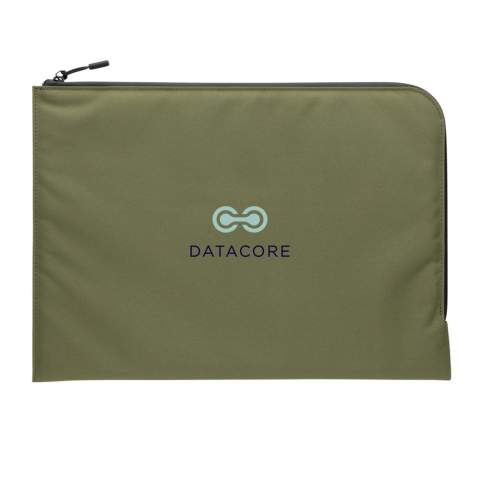 Berg je laptop veilig op in de strakke en minimalistische 15,6-inch laptophoes met ritssluiting aan de bovenkant. Gemaakt van gerecycled polyester. Met AWARE™-traceer die het echte gebruik van gerecyclede materialen valideert. Elke laptophoes heeft 4,5 0,5 hergebruikt PET-flessen L. 2% van de opbrengst van elk verkocht Impact-product wordt gedoneerd aan Water.org PVC-vrij.<br /><br />FitsLaptopTabletSizeInches: 15.6<br />PVC free: true