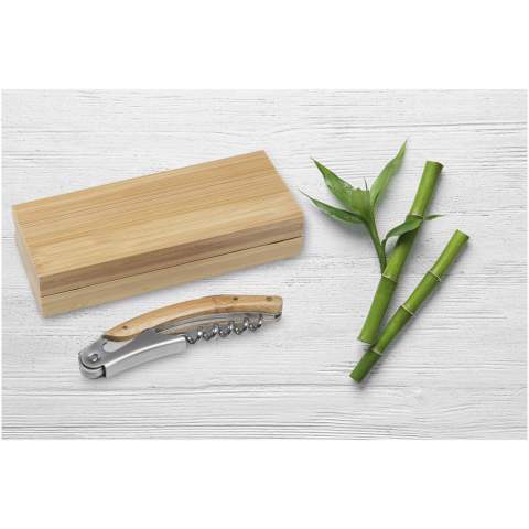 Kellnermesser aus Edelstahl mit Korkenzieher und einziehbarem Folienmesser, mit natürlichem Bambus am Griff. Der verwendete Bambus wird nach nachhaltigen Normen beschafft und produziert.