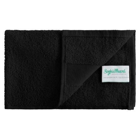 Mit dem Sophie Muval Gästehandtuch fühlt sich jeder Gast bei Ihnen zuhause wohl! Das 50 x 30 cm große, Öko-Tex zertifizierte Handtuch aus 100% ringgesponnener Baumwolle mit 450 gr/m² ist nicht nur wunderbar flauschig und weich, sondern gleichzeitig auch nachhaltiger als viele andere Handtücher. Die 4 cm hohen Bordüre kann mit einem Stick oder Transferdruck nach Ihren Wünschen veredelt werden und auch ein Stick auf dem Handtuch selbst ist möglich! Dank der großen Farbauswahl ist bei diesem kuscheligen Handtuch für jeden was dabei, also wählen Sie Ihre Lieblingsfarbe und machen Sie diesen praktischen Artikel zu Ihrem personalisierten Prunkstück! 