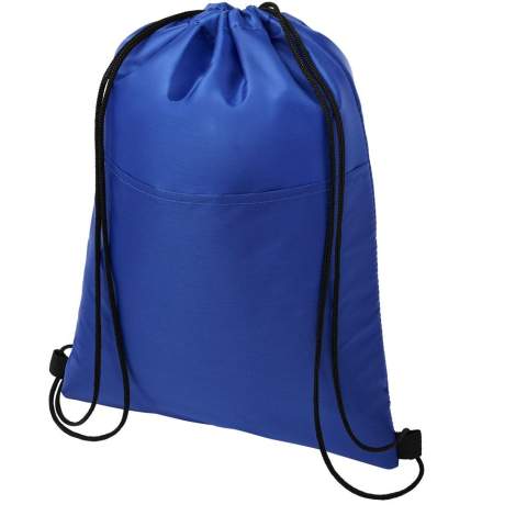 Koeltas met koordsluiting in de kleur zwart. Voorzien van een open voorvak. Ruimte voor 12 blikjes. Geschikt voor een gewicht tot 5 kg.