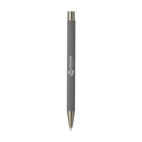 WoW! Blauschreibender Kugelschreiber mit einem Gehäuse aus 100 % RCS-zertifiziertem recyceltem Aluminium. Das Gehäuse ist mit einer gummierten Soft-Touch-Oberfläche versehen. Das schlichte Design ohne Clip verleiht dem Stift ein modernes, elegantes Aussehen. RCS-zertifiziert. Gesamtes recyceltes Material: 81%.    Durch die Verwendung von recyceltem Aluminium werden bei der Herstellung dieses Produkts weniger neue Rohstoffe verwendet. Das bedeutet weniger Energieverbrauch und weniger Wasserverbrauch.