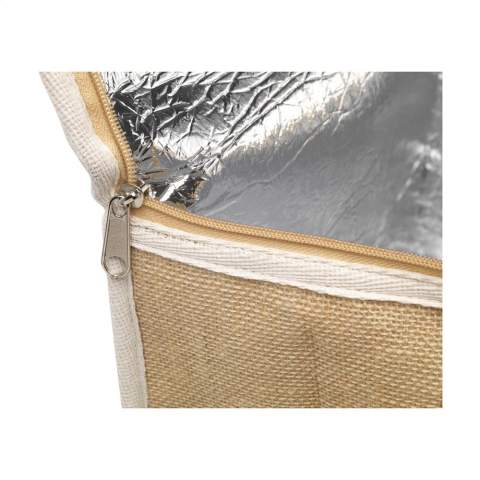 WoW! Diese strapazierfähige Kühltasche besteht aus einem robusten Jute- und Baumwollmischgewebe und besitzt eine isolierte Innenseite. In dieser sehr geräumigen Kühltasche können Sie Ihre Speisen und Getränke bei einem Ausflug kühl halten. Diese Tasche hat einen Reißverschluss und eine Tasche an der Vorderseite für zusätzlichen Stauraum. Die zusätzlichen Taschen sind praktisch, um Dinge zu verstauen, die nicht gekühlt werden müssen, wie zum Beispiel Ihr Handy oder Ihre Brieftasche. Wird mit gewebten Henkeln aus Baumwolle geliefert. OEKO-TEX® zertifiziert. Fassungsvermögen ca. 24 Liter.