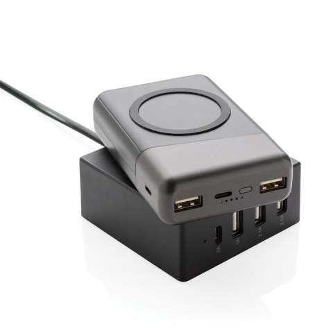 Powerbank de poche 10.000 mAh en ABS peut se charger par le dos du chargeur via induction et le côté face charge votre téléphone en le plaçant sur l'anneau en silicone. Compatible avec tous les appareils QI comme Android dernière génération, iPhone 8 et plus. Par la charge par câble, il y a 3 options : Micro/Type C/Apple Lightning. Entrée Micro/Type C: 5V/2A. Entrée Lightning 5V/1A. Sortie USB : 5V/2A. Sortie induction : 5V/1A.<br /><br />WirelessCharging: true<br />PowerbankCapacity: 10000