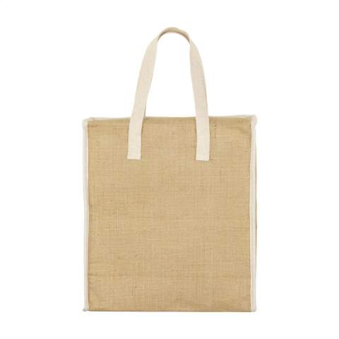 WoW! Diese strapazierfähige Kühltasche besteht aus einem robusten Jute- und Baumwollmischgewebe und besitzt eine isolierte Innenseite. In dieser sehr geräumigen Kühltasche können Sie Ihre Speisen und Getränke bei einem Ausflug kühl halten. Diese Tasche hat einen Reißverschluss und eine Tasche an der Vorderseite für zusätzlichen Stauraum. Die zusätzlichen Taschen sind praktisch, um Dinge zu verstauen, die nicht gekühlt werden müssen, wie zum Beispiel Ihr Handy oder Ihre Brieftasche. Wird mit gewebten Henkeln aus Baumwolle geliefert. OEKO-TEX® zertifiziert. Fassungsvermögen ca. 24 Liter.