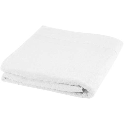 Hochwertiges und nachhaltiges  450 g/m² Handtuch, das sich herrlich dick, seidig und superweich auf der Haut anfühlt. Es ist von OEKO-TEX® nach STANDARD 100 zertifiziert, was garantiert, dass das Textilprodukt in nachhaltigen Verfahren unter umweltfreundlichen und sozial verantwortlichen Arbeitsbedingungen hergestellt wurde und frei von schädlichen Chemikalien oder synthetischen Materialien ist. Erhältlich in einer Vielzahl schöner Farben, die jedes Heim- oder Hotelbad verschönern. Das Handtuch wird mit einem wasserlosen Färbeverfahren gefärbt, das den Bedarf an Süßwasser reduziert und die großen Mengen an verschmutztem Wasser vermeidet, die für wasserbasierte Färbeverfahren typisch sind. Maße: 100 x 180 cm. Hergestellt in Europa. 