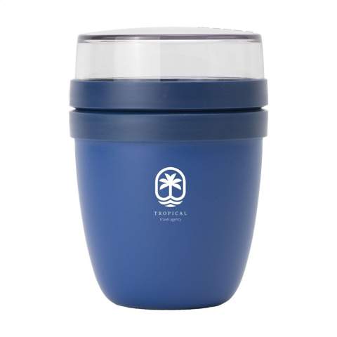 Ce récipient à aliments en plastique de la marque Mepal est un produit pratique pour emporter votre déjeuner ou votre collation. Le récipient à aliments est muni de deux compartiments. Vous pouvez séparer les deux compartiments au moyen d’un mouvement de torsion. Les deux compartiments sont munis d’un couvercle séparé. La solution optimale pour éviter les maladresses lors du mélange. Le compartiment transparent supérieur a une capacité de 120 ml, ce qui signifie qu’il peut contenir environ 50 grammes de muesli ou de fruits. La capacité du compartiment inférieur est de 300 ml, ce qui est suffisant pour une généreuse portion de soupe, de nouilles ou de yaourt. Un produit de haute qualité. Sans BPA. Approuvé pour les aliments et étanche. Convient pour micro-ondes (sauf couvercle) et congélateur. Ce produit bénéficie d'une garantie fabricant Mepal de 2 ans. Fabriqué en Hollande.  REMARQUE : jusqu'à 1000 articles disponibles sous 10 jours ouvrés hors marquage, à l exception des réservations. Emballage par pièce.