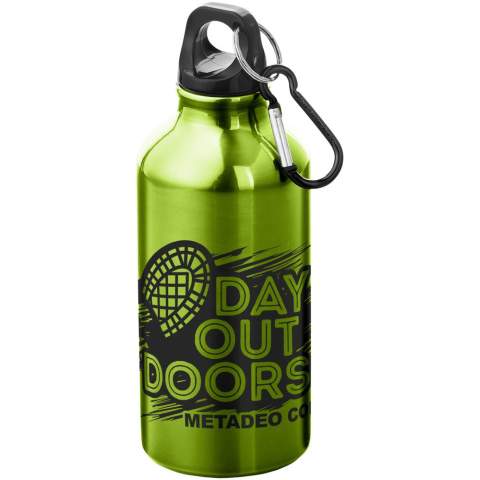 Blijf altijd gehydrateerd met deze duurzame, maar lichtgewicht 400 ml aluminium waterfles. Het is de perfecte metgezel tijdens het sporten, op dagtochten of op kantoor. De enkelwandige Oregon-fles heeft een draaidop en biedt voldoende ruimte om elk soort logo toe te voegen. Klem de bevestigde karabijnhaak (niet geschikt om mee te klimmen) stevig vast aan een tas om deze niet te verliezen. BPA-vrij en getest en goedgekeurd onder de Duitse voedselveiligheidswetgeving (LFGB) en voor ftalaten onder REACH.