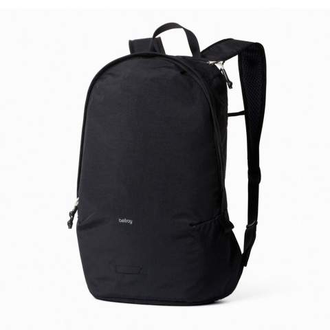 Ce sac à dos ultra léger allie performance et confort, afin que vous puissiez vous déplacer comme le vent partout où l'aventure vous mène. Le ripstop durable est 3 fois plus léger que nos autres tissus et est fabriqué à partir de PET 100 % recyclé. Peut être plié ou roulé et emballé pour le voyage. Pochette interne pour documents. Poche surélevée pour essentiels avec clip pour clés. Panneaux arrière et bretelles en maille rembourrée et respirante. Sangle de poitrine réglable et amovible. Boucle d'éclairage de vélo intégrée.
