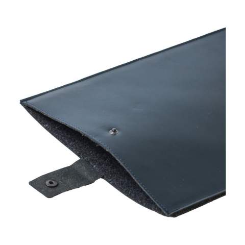 Eine stilvolle 16-Zoll-Laptoptasche aus recycelten italienischen Lederabfällen und natürlichen Bindemitteln. Ein Produkt der Marke MADE out of. Geeignet für die Aufbewahrung und den sicheren Transport eines Laptops bis zu 16 Zoll. Das recycelte Leder ist sehr robust, hat eine schöne matte Optik und riecht nach Leder. Die farbige Oberschicht besteht aus einer sehr dünnen 100% wasserbasierten PU-Beschichtung. Zum Schutz des Laptops hat die Hülle einen Druckknopfverschluss und ist mit recyceltem Wollfilz gefüttert, der zu 50% aus recyceltem Material, zu 30% aus Wolle und zu 20% aus PE besteht. Handgefertigt. Niederländisches Design. Made in Holland.