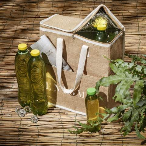 WoW! Diese strapazierfähige Kühltasche besteht aus einem robusten Jute- und Baumwollmischgewebe und besitzt eine isolierte Innenseite. In dieser sehr geräumigen Kühltasche können Sie Ihre Speisen und Getränke bei einem Ausflug kühl halten. Diese Tasche hat einen Reißverschluss und eine Tasche an der Vorderseite für zusätzlichen Stauraum. Die zusätzlichen Taschen sind praktisch, um Dinge zu verstauen, die nicht gekühlt werden müssen, wie zum Beispiel Ihr Handy oder Ihre Brieftasche. Wird mit gewebten Henkeln aus Baumwolle geliefert. OEKO-TEX® zertifiziert. Fassungsvermögen ca. 24 Liter.