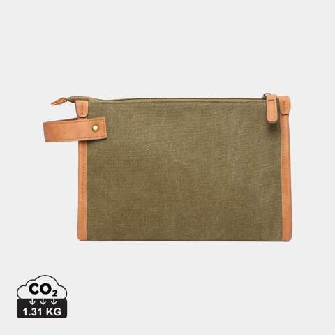 Trousse de toilette élégante et fonctionnelle fabriquée avec 54% de matériaux recyclés.  À l’intérieur, des compartiments de rangement pratiques et variés permettent d'organiser vos produits de manière ordonnée : un accessoire idéal pour voyager.  Ce modèle épuré et polyvalent peut facilement se glisser dans votre sac principal. Une solution simple et efficace pour emporter vos indispensables de voyage. Fabriqué avec des matériaux recyclés certifiés GRS. La certification GRS garantit une chaîne d'approvisionnement entièrement certifiée pour les matériaux recyclés. Contenu recyclé sur la base du poids total de l'article.