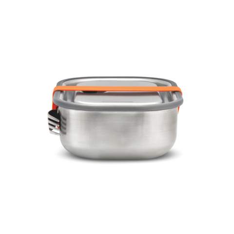 De eerste echt lekvrije roestvrijstalen lunchbox. Het is een 3-in-1, multifunctionele lunchbox waarmee je je lunch kunt vervoeren, gerechten in de oven kunt bereiden en zelfs voorgekookte maaltijden in de vriezer kunt bewaren. Dit ontwerp is gemaakt van duurzaam roestvrij staal en is perfect om uw culinaire creaties in stijl mee te nemen. Het grijpt terug op de vintage leger- of kampeerkantines van weleer, maar heeft een moderne, minimalistische uitstraling die mooi zal verouderen. Het siliconen ventiel zorgt voor een veilige, vacuümdichte sluiting, dankzij de schuifverdeler kun je de inhoud gemakkelijk scheiden en voor het gemak zijn de vork en de houder toegevoegd.