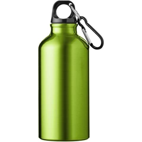 Blijf altijd gehydrateerd met deze duurzame, maar lichtgewicht 400 ml aluminium waterfles. Het is de perfecte metgezel tijdens het sporten, op dagtochten of op kantoor. De enkelwandige Oregon-fles heeft een draaidop en biedt voldoende ruimte om elk soort logo toe te voegen. Klem de bevestigde karabijnhaak (niet geschikt om mee te klimmen) stevig vast aan een tas om deze niet te verliezen. BPA-vrij en getest en goedgekeurd onder de Duitse voedselveiligheidswetgeving (LFGB) en voor ftalaten onder REACH.