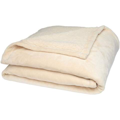 Restez au chaud et à l’aise avec la couverture en polyester sherpa Ashen. Fabriqué à partir de polyester recyclé 100 % doux et certifié GRS, elle est dotée d’un tissu sherpa confortable qui offre de la chaleur sans être trop lourd. Avec une taille de 126 x 152 cm, elle offre une surface suffisante pour un usage quotidien.