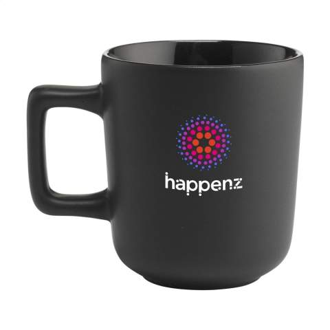 Mug en céramique de haute qualité, avec une belle anse. La finition extérieure est mate, tandis que l'intérieur est brillant. Passe au lave-vaisselle. L'impression ne craint pas le lave-vaisselle et est certifiée EN 12875-2. Capacité 280 ml. NOTE : Le mug blanc ne peut pas être doté d'une gravure laser car elle n'est pas suffisamment visible.