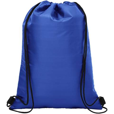 Koeltas met koordsluiting in de kleur zwart. Voorzien van een open voorvak. Ruimte voor 12 blikjes. Geschikt voor een gewicht tot 5 kg.