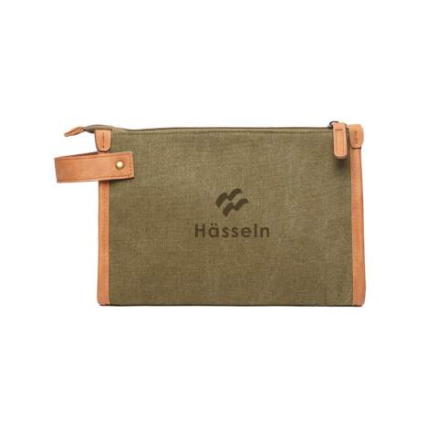 Trousse de toilette élégante et fonctionnelle fabriquée avec 54% de matériaux recyclés.  À l’intérieur, des compartiments de rangement pratiques et variés permettent d'organiser vos produits de manière ordonnée : un accessoire idéal pour voyager.  Ce modèle épuré et polyvalent peut facilement se glisser dans votre sac principal. Une solution simple et efficace pour emporter vos indispensables de voyage. Fabriqué avec des matériaux recyclés certifiés GRS. La certification GRS garantit une chaîne d'approvisionnement entièrement certifiée pour les matériaux recyclés. Contenu recyclé sur la base du poids total de l'article.