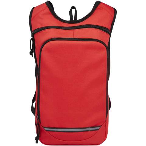 Fabriqué à partir de tissu 100 % recyclé et hydrofuge GRS, le sac à dos Trails dispose d'une poche avant zippée et d'un compartiment principal zippé, et est compatible avec une poche d'eau hydratante. Rayures réfléchissantes pour la visibilité et envers en maille filet pour un transport confortable, ce qui en fait un excellent choix durable pour les activités de plein air.