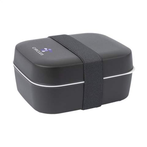 A practical PP plastic lunch box from the Amuse brand. With a very large capacity and various options. The lunch box is adjustable in 3 heights and has several compartments and an elastic closure. The ribbed partition can be used as a lid or as a divider between food items. So you can separate a salad from bread with ease. In the separate, sealable and leak-proof jar you can take dressing or ingredients to season your meal. In summer, fill the jar with ice cubes and keep your lunch deliciously cool. The ribbed bottom provides ventilation, so the contents stay fresh for longer. Perfect for carrying an extensive and varied lunch. BPA-free. Only the lunch box is suitable for the microwave, freezer and dishwasher up to 65°C. Hand washing is recommended to preserve the print. Capacity 500 ml. Made in Belgium.