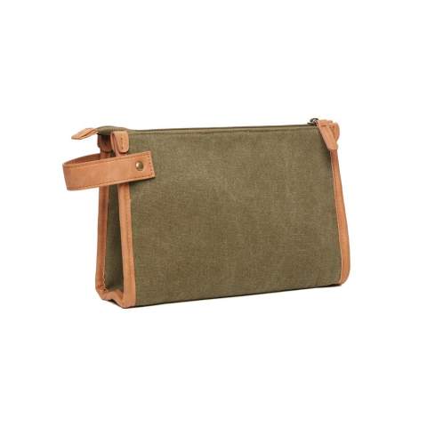Trousse de toilette élégante et fonctionnelle fabriquée avec 54% de matériaux recyclés.  À l’intérieur, des compartiments de rangement pratiques et variés permettent d'organiser vos produits de manière ordonnée : un accessoire idéal pour voyager.  Ce modèle épuré et polyvalent peut facilement se glisser dans votre sac principal. Une solution simple et efficace pour emporter vos indispensables de voyage. Fabriqué avec des matériaux recyclés certifiés GRS. La certification GRS garantit une chaîne d'approvisionnement entièrement certifiée pour les matériaux recyclés. Contenu recyclé sur la base du poids total de l'article.