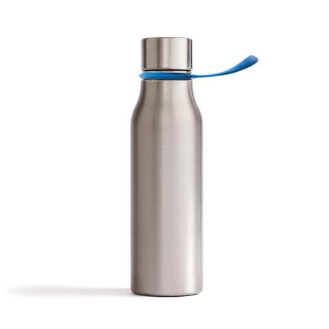 Eine Thermosflasche aus rostfreiem Edelstahl, die perfekt zur Wasserflasche aus der gleichen Serie passt. Durch die Öse am Deckel kann die Flasche einfach an der Tasche befestigt werden und passt dank ihrer Form auch in die meisten handelsüblichen Flaschenhalter. Geeignet für heiße wie kalte Getränke, weil die Temperatur lange aufrecht gehalten wird. Einfach zu reinigen - nur Handwäsche. Inhalt: 450ml<br /><br />HoursHot: 5<br />HoursCold: 15
