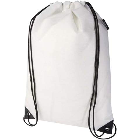 Fabriqué en RPET non-tissé durable et résistant à la déchirure, le sac avec cordon Evergreen recyclé certifié GRS est une excellente option lorsque l'on recherche un cadeau facile à utiliser pour promouvoir une marque ou une campagne de marketing. Ce sac léger et économique est doté d'un cordon de serrage qui permet de le porter facilement à l'épaule ou en sac à dos. Capacité : 5 litres. Capacité de charge maximale de 5 kg.