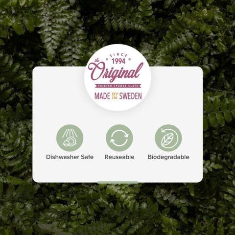WoW! Ce torchon biologique populaire est composé à 70% de cellulose issue d'arbres et à 30% de déchets de coton. La cellulose est le polymère organique le plus abondant sur Terre et fait partie intégrante des parois cellulaires des plantes et de nombreuses espèces d'algues. La cellulose est principalement utilisée pour la production de papier. Les déchets de coton entrant dans la composition de ce torchon proviennent de fibres de coton trop courtes pour être utilisées dans l'industrie textile. Le torchon Swedish Dishcloth supporte d'innombrables lavages jusqu'à 90 degrés, aussi bien en machine qu'au lave-vaisselle, et peut être réutilisé des centaines de fois. Il peut absorber pas moins de 15 fois son poids. Ce torchon est une alternative parfaite au torchon classique qui contient souvent du plastique et au papier essuie-tout. Un chiffon remplace environ 20 rouleaux de papier essuie-tout. Lorsque le torchon doit être remplacé, vous pouvez simplement le jeter avec les déchets organiques. Ce produit est biodégradable et se décompose complètement en 8 à 12 semaines. Disponible avec imprimé intégral jusqu'à 4 couleurs sur un côté. La contribution parfaite à un monde plus propre. Fabriqué en Suède.