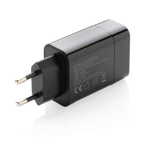 Philips supersnelle 30W adapter. De oplader wordt geleverd met USB 2A-uitgang en een type C-uitgang die snel opladen van de stroomvoorziening ondersteunt. Hiermee kunt u uw mobiele apparaat in minder dan een uur opladen als het PD-opladen ondersteunt. Ingang 100-240V; Type-C-uitgang (PD): 5V/3A,9V/2A,12V/1.5A; USB-uitgang: 5V/2,4A (max12W) Totaal vermogen: 30W. Verpakt in Philips geschenkdoos.