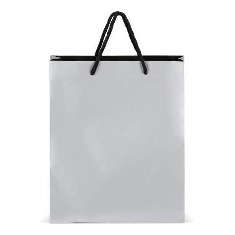 Elegante Geschenktasche Papier mit 5 mm dicken Kordeln aus recyceltem Polyester. Sie ist für ein Gewicht von bis zu 5 kg ausgelegt und hat ein luxuriöses Aussehen mit schwarzen Griffen und einer schwarzen Innenseite. Perfekt zum Überreichen von Geschenken.

