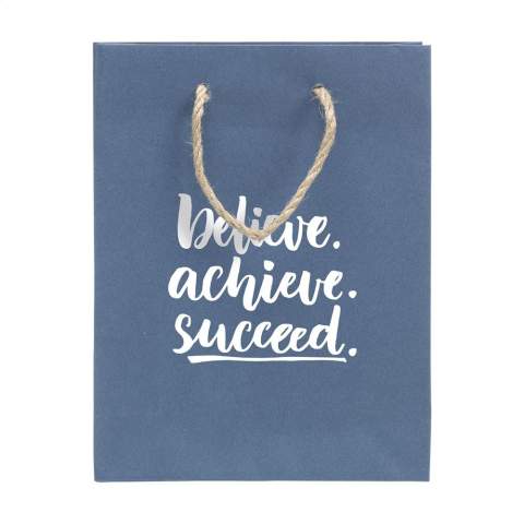 WoW! Stabile Papiergeschenktasche (Größe S) aus Recyclingpapier mit Jeansfasern (180 g/m²). Durch die Verwendung von recycelten Jeansstoffen kann die Farbe Blau von Tasche zu Tasche variieren. Die blaue Farbe verleiht der Tasche einen trendigen Look. Die Tasche hat zwei kurze Jute-Trageschlaufen, einen gefalteten Boden und eine Seitenfalte. Geeignet für alle Arten von Werbezwecken. Für die Herstellung dieser Tasche werden keine Bäume gefällt.