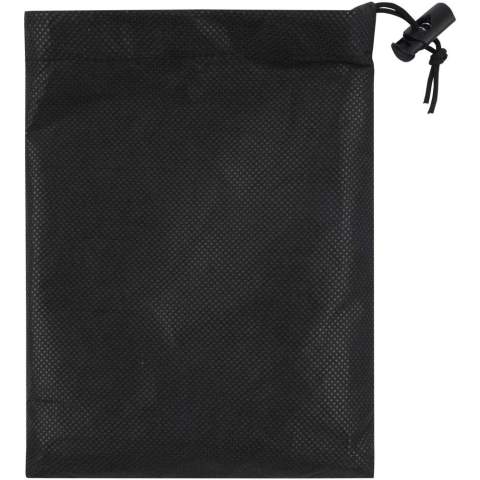 De Lucas RPET-sporthanddoek is gemaakt van 100% gerecycled polyester en biedt een zacht en absorberend oppervlak, ideaal voor trainingen of buitenactiviteiten. Met een gewicht van 140 g/m² is er een balans tussen duurzaamheid en lichtgewicht comfort. De handdoek is voorzien van een praktische kunststof koord waarmee je zowel de handdoek als het opbergzakje kunt vastzetten. Zo kun je de handdoek gemakkelijk meenemen en opbergen. Geleverd met een non-woven zakje (16 x 21 cm), dat ook gemaakt is van 100% gerecycled polyester. Handdoekformaat: 70 x 140 cm.
