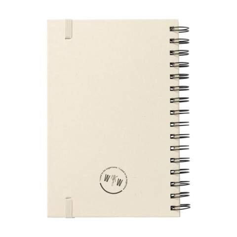WoW! Carnet exclusif au format A5, fabriqué à partir de déchets recyclés de l'usine de canne à sucre. Avec couverture rigide et 80 feuilles/160 pages de papier ligné (100 g/m²). Le carnet et doté d'un reliure wire-o en métal et un fermeture élastique. La couverture et le papier sont certifiés FSC Mix. Le papier, dans lequel de petites fibres sont visibles, présente une belle couleur marron clair. Cela met l'accent sur l'utilisation de matériaux naturels. Après la récolte, les racines de la plante de canne à sucre restent dans le sol. Les tiges et les feuilles sont transformées en un résidu utilisé pour fabriquer du bioplastique. Une plante de canne à sucre extrait le CO2 de l'air pendant sa croissance et peut vivre jusqu'à 10 ans.