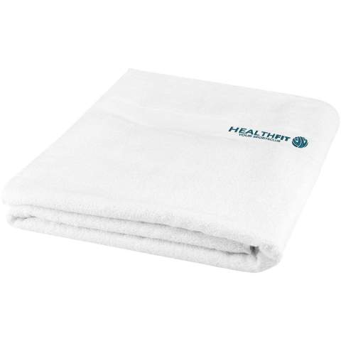 Hochwertiges und nachhaltiges  450 g/m² Handtuch, das sich herrlich dick, seidig und superweich auf der Haut anfühlt. Es ist von OEKO-TEX® nach STANDARD 100 zertifiziert, was garantiert, dass das Textilprodukt in nachhaltigen Verfahren unter umweltfreundlichen und sozial verantwortlichen Arbeitsbedingungen hergestellt wurde und frei von schädlichen Chemikalien oder synthetischen Materialien ist. Erhältlich in einer Vielzahl schöner Farben, die jedes Heim- oder Hotelbad verschönern. Das Handtuch wird mit einem wasserlosen Färbeverfahren gefärbt, das den Bedarf an Süßwasser reduziert und die großen Mengen an verschmutztem Wasser vermeidet, die für wasserbasierte Färbeverfahren typisch sind. Maße: 100 x 180 cm. Hergestellt in Europa. 