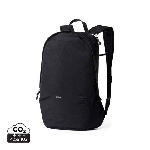 Ce sac à dos ultra léger allie performance et confort, afin que vous puissiez vous déplacer comme le vent partout où l'aventure vous mène. Le ripstop durable est 3 fois plus léger que nos autres tissus et est fabriqué à partir de PET 100 % recyclé. Peut être plié ou roulé et emballé pour le voyage. Pochette interne pour documents. Poche surélevée pour essentiels avec clip pour clés. Panneaux arrière et bretelles en maille rembourrée et respirante. Sangle de poitrine réglable et amovible. Boucle d'éclairage de vélo intégrée.