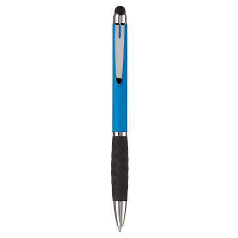 Stylo stylet pour les écrans tactiles design by Toppoint en plastique avec clip métal et grip caoutchouc. Mécanisme twist. Ecriture bleue. Existe en 9 couleurs différentes. Audit BSCI. Tous nos produits sont testés et certifiés, et répondent  aux normes sociales. 