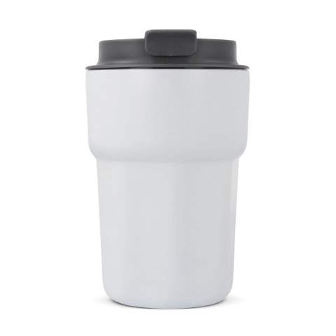 Voici la tasse Zambezi Thermo : Un ajout élégant à notre gamme T-ceramic. Ce mug de 350 ml avec couvercle en silicone est fabriqué à partir d'acier inoxydable et de PP recyclé et possède un intérieur recouvert de céramique pour garder vos boissons chaudes ou froides. Restez écologique et élégant avec Zambezi. L'intérieur en céramique offre de nombreux avantages, notamment un nettoyage facile, l'élimination des odeurs et des résidus de goût après le lavage et une isolation thermique supérieure. Fabriqué en acier inoxydable recyclé à 90 %.