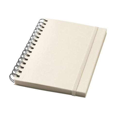 WoW! Carnet exclusif au format A5, fabriqué à partir de déchets recyclés de l'usine de canne à sucre. Avec couverture rigide et 80 feuilles/160 pages de papier ligné (100 g/m²). Le carnet et doté d'un reliure wire-o en métal et un fermeture élastique. La couverture et le papier sont certifiés FSC Mix. Le papier, dans lequel de petites fibres sont visibles, présente une belle couleur marron clair. Cela met l'accent sur l'utilisation de matériaux naturels. Après la récolte, les racines de la plante de canne à sucre restent dans le sol. Les tiges et les feuilles sont transformées en un résidu utilisé pour fabriquer du bioplastique. Une plante de canne à sucre extrait le CO2 de l'air pendant sa croissance et peut vivre jusqu'à 10 ans.