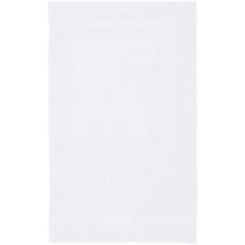 Hochwertiges und nachhaltiges  450 g/m² Handtuch, das sich herrlich dick, seidig und superweich auf der Haut anfühlt. Es ist von OEKO-TEX® nach STANDARD 100 zertifiziert, was garantiert, dass das Textilprodukt in nachhaltigen Verfahren unter umweltfreundlichen und sozial verantwortlichen Arbeitsbedingungen hergestellt wurde und frei von schädlichen Chemikalien oder synthetischen Materialien ist. Erhältlich in einer Vielzahl schöner Farben, die jedes Heim- oder Hotelbad verschönern. Das Handtuch wird mit einem wasserlosen Färbeverfahren gefärbt, das den Bedarf an Süßwasser reduziert und die großen Mengen an verschmutztem Wasser vermeidet, die für wasserbasierte Färbeverfahren typisch sind. Maße: 100 x 180 cm. Hergestellt in Europa. 