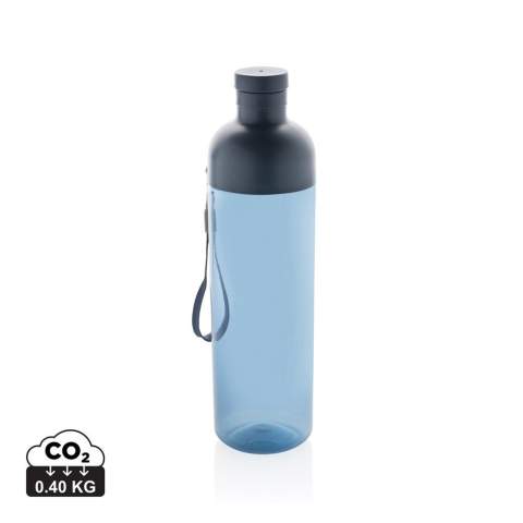 Mit ihrem frischen Design ist die Flasche nicht nur einfach zu benutzen, sondern auch schön anzusehen. Der geteilte Körper ist leicht zu reinigen und eignet sich hervorragend, wenn Sie Eiswürfel in Ihre Flasche geben möchten. Am Flaschenkörper ist ein Riemen zum einfachen Tragen angebracht. 2% des Erlöses jedes verkauften Produkts der Impact Collection werden an Water.org gespendet. Nur von Hand waschen. Dieses Produkt ist nur für kalte Getränke geeignet. Gesamter recycelter Inhalt: 96%, bezogen auf das Gesamtgewicht des Artikels. BPA-frei. Fassungsvermögen 600ml. Einschließlich FSC®-zertifizierter Kraft-Geschenkverpackung.