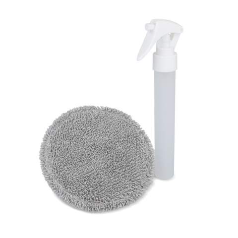 Das praktische 2-in-1-Spray und das Reinigungstuch sind ideal für die schnelle Reinigung von z. B. Autoscheiben, Bildschirme oder Schreibtischen im Büro. Mit diesem vielseitigen Reinigungswerkzeug, das Sie mit Ihrer Lieblingsreinigungsflüssigkeit befüllen können, bleiben Ihre Oberflächen makellos.