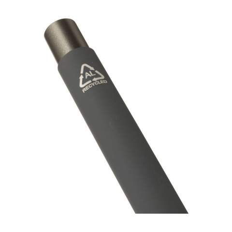 WoW! Blauschreibender Kugelschreiber mit einem Gehäuse aus 100 % RCS-zertifiziertem recyceltem Aluminium. Das Gehäuse ist mit einer gummierten Soft-Touch-Oberfläche versehen. Das schlichte Design ohne Clip verleiht dem Stift ein modernes, elegantes Aussehen. RCS-zertifiziert. Gesamtes recyceltes Material: 81%.    Durch die Verwendung von recyceltem Aluminium werden bei der Herstellung dieses Produkts weniger neue Rohstoffe verwendet. Das bedeutet weniger Energieverbrauch und weniger Wasserverbrauch.