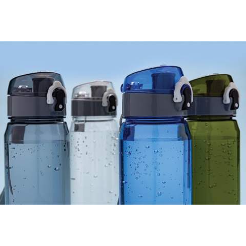 Diese RCS RPET Wasserflasche ist auslaufsicher und verfügt über einen verschließbaren und einen mit einer Hand zu bedienenden Deckel. Außerdem verfügt sie über einen Griff zum einfachen Tragen. Der Flaschenkörper besteht aus 100% RCS-zertifiziertem RPET. Die RCS-Zertifizierung gewährleistet eine vollständig zertifizierte Lieferkette für die recycelten Materialien. Nur von Hand waschen. Dieses Produkt ist nur für Kaltgetränke geeignet. Gesamter recycelter Inhalt: 73%, bezogen auf das Gesamtgewicht des Artikels. BPA-frei. Fassungsvermögen 800ml.  Inklusive FSC®-zertifizierter Kraft-Geschenkverpackung.