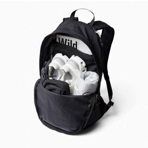 Ce sac à dos ultra léger allie performance et confort, afin que vous puissiez vous déplacer comme le vent partout où l'aventure vous mène. Le ripstop durable est 3 fois plus léger que nos autres tissus et est fabriqué à partir de PET 100 % recyclé. Peut être plié ou roulé et emballé pour le voyage. Pochette interne pour documents. Poche surélevée pour essentiels avec clip pour clés. Panneaux arrière et bretelles en maille rembourrée et respirante. Sangle de poitrine réglable et amovible. Boucle d'éclairage de vélo intégrée.