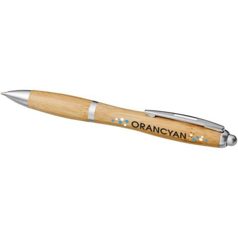 Kugelschreiber mit Klickmechanismus, mit einem Schaft aus Bambus, akzentuiert durch einen verchromten Clip und Verzierungen aus ABS-Kunststoff. Die Farbe des Bambusmaterials kann variieren.