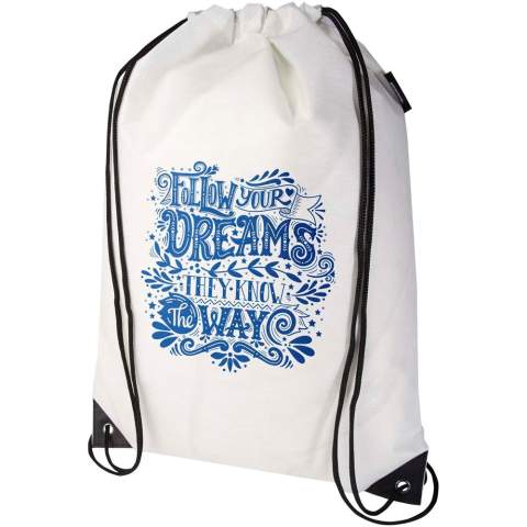 Fabriqué en RPET non-tissé durable et résistant à la déchirure, le sac avec cordon Evergreen recyclé certifié GRS est une excellente option lorsque l'on recherche un cadeau facile à utiliser pour promouvoir une marque ou une campagne de marketing. Ce sac léger et économique est doté d'un cordon de serrage qui permet de le porter facilement à l'épaule ou en sac à dos. Capacité : 5 litres. Capacité de charge maximale de 5 kg.